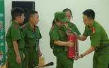 Xem các em nhỏ dập lửa, thoát hiểm trong đám cháy